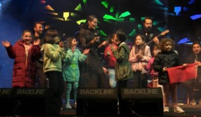 Ordu’da 29 Ekim coşkusu; Elif Buse Doğan, çocuklarla ünlü şarkısını seslendirdi