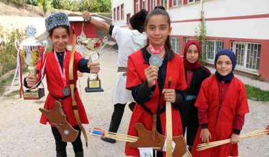 Amasyalı okçu kızlar emanet yaylarla şampiyonluğa ulaştı