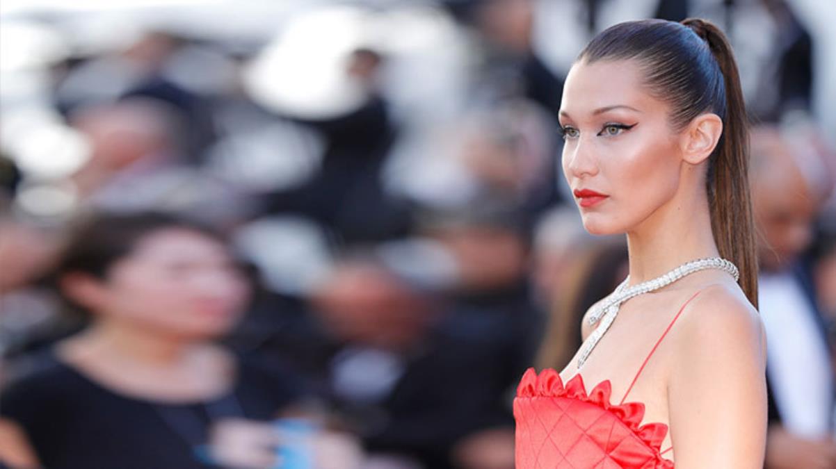 unlu-model-bella-hadid-sutyensiz-sokaga-cikti-tum-gozler-uzerindeydi-ama-o-aldiris-etmedi-nHTlDMmj.jpg