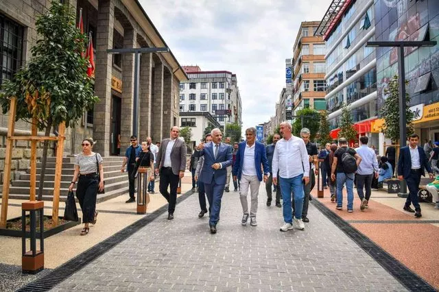 Durdu ve izledi! Şenol Güneş'in Trabzon'da tanıklık ettiği olay sosyal medyada gündem oldu