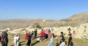 siirtli-cocuklar-ip-ve-odun-parcasindan-voleybol-sahasi-yapip-gonullerince-eglendi-W7TVx9vG.jpg
