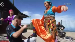 zuhal-topal-kolbasti-yemekteyiz-kar-7TXy