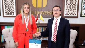dunya-boks-sampiyonu-hatice-akbasin-adini-tasiyan-spor-salonu-acilacak-d1Lqf99c.jpg