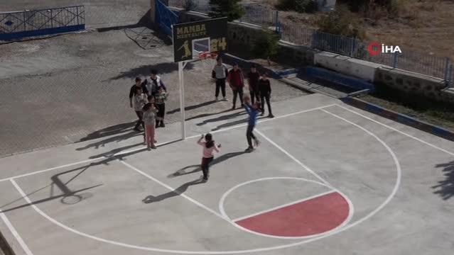 Köy okulunda basketbol, öğrenciler için tutkuya dönüştü