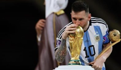 Arjantinli süperstar Messi, Dünya Kupası’nı göğe yükselttiği fotoğrafla tarihe geçti! Fotoğrafına 58 milyondan fazla beğeni geldi