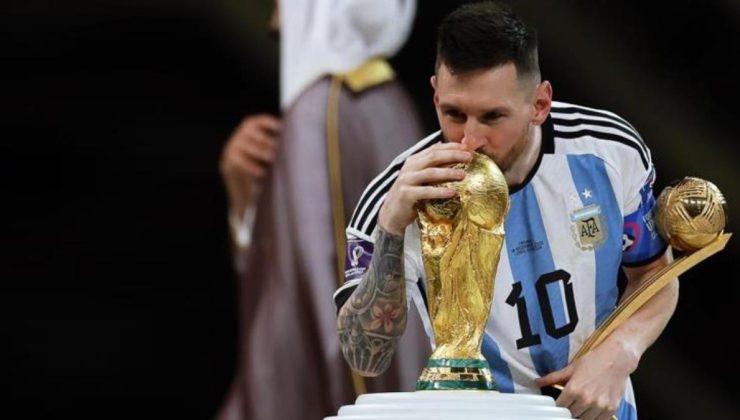 Arjantinli süperstar Messi, Dünya Kupası’nı göğe yükselttiği fotoğrafla tarihe geçti! Fotoğrafına 58 milyondan fazla beğeni geldi