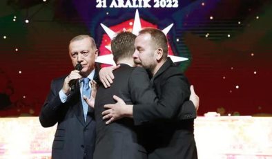 Cumhurbaşkanı Erdoğan ödül töreninde küs kardeşleri barıştırdı