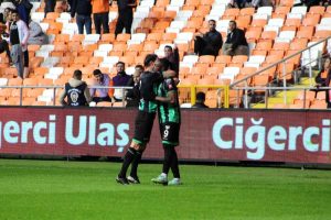 denizlispor-deplasmanda-3-golle-kazandi-R2VuyDEK.jpg