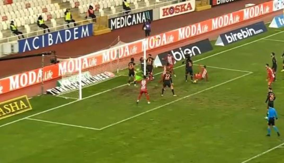 galatasaraylilar-bile-anlamadi-sivassporun-iptal-edilen-golu-kiyameti-kopardi-ZJQmXv4i.jpg