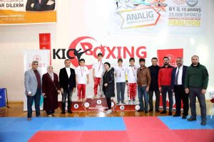 kick-boks-sampiyonlarina-madalyalari-teslim-edildi-MqS1kTTS.jpg