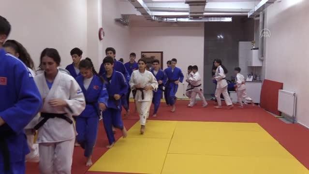 Okullarındaki yetenek taramasında seçildikleri judo ve kuraşta başarıya odaklandılar