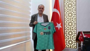 ortaca-belediye-baskani-uzundemirden-afrikali-futbolculara-forma-hediyesi-7tf3eiCI.jpg