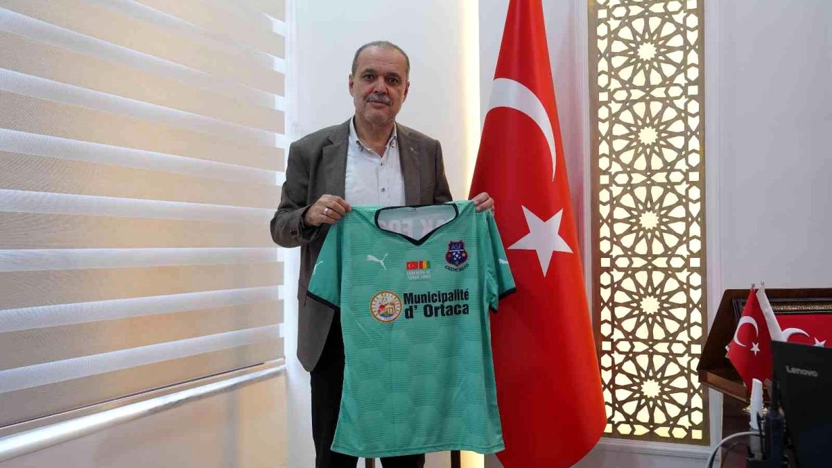 ortaca-belediye-baskani-uzundemirden-afrikali-futbolculara-forma-hediyesi-7tf3eiCI.jpg