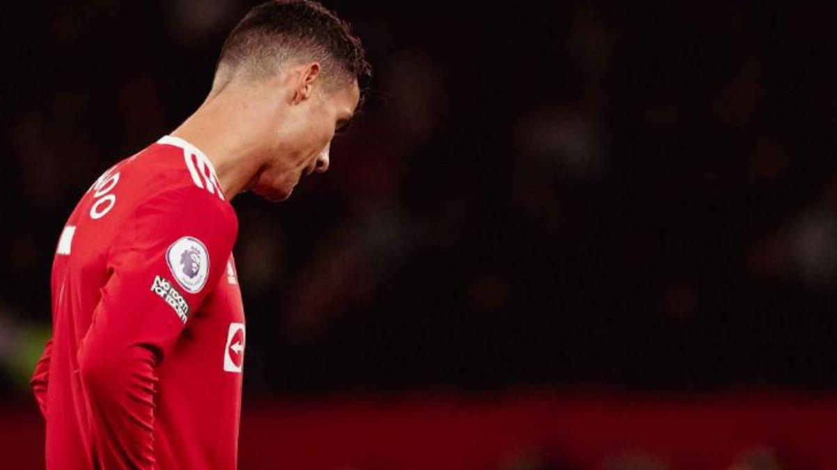 ronaldonun-ayriligi-sonrasi-manchester-united-tribunlerinde-sok-tezahurat-ingiliz-basininda-ronaldoyu-tamamen-sildiler-seklinde-yorumlandi-rJwTZMEH.jpg