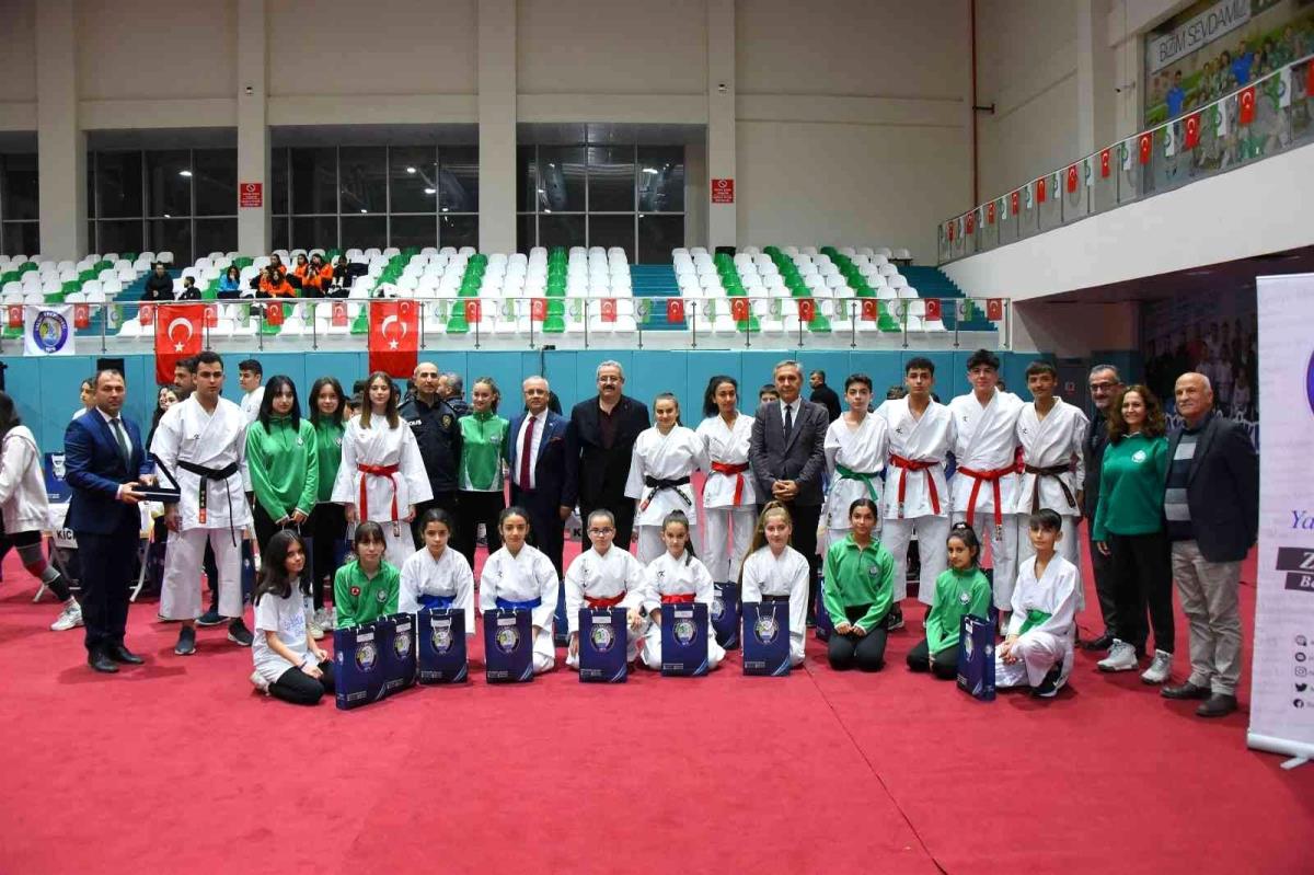 salihlide-sporun-yildizlari-odullendirildi-6R9dmPGQ.jpg