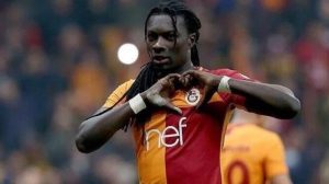 sen-ne-yaptin-gomis-galatasaray-tarihine-adini-altin-harflerle-yazdirdi-xSpX3sty.jpg