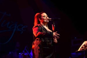 tugce-kandemir-hasta-haliyle-bursada-konser-verdi-cmfjXGRp.jpg