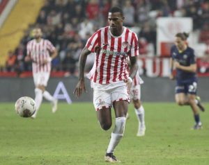 antalyaspor-asbaskani-celik-wrighta-3-ulkeden-7-takimin-buyuk-ilgisi-var-O5cusKqc.jpg