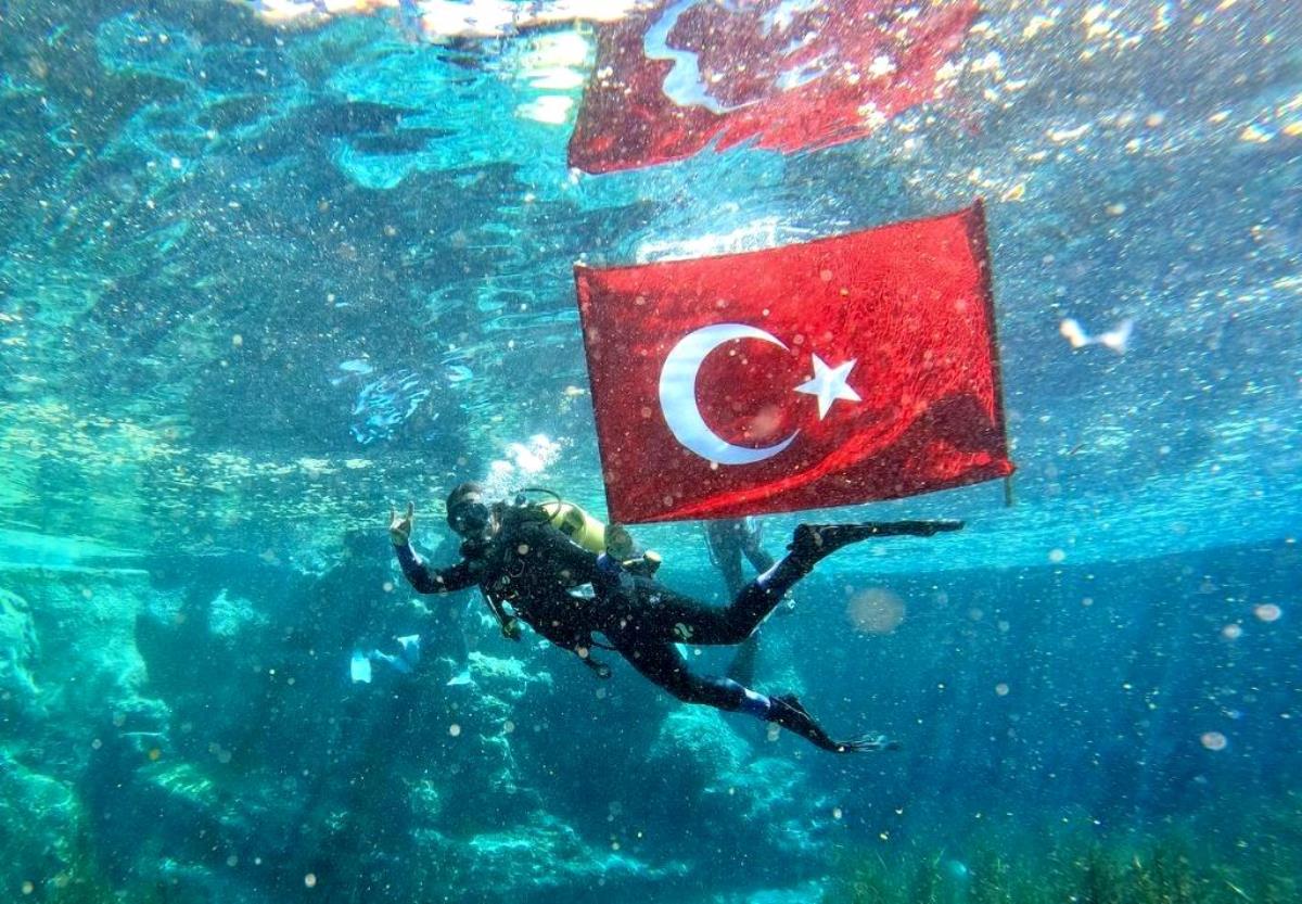 ciftelerde-suyun-altinda-acilan-turk-bayragi-hayran-birakti-lp4Ks3X7.jpg