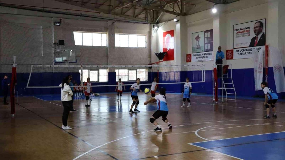 elazigda-kucukler-voleybol-il-sampiyonasi-basladi-vjDrGRl9.jpg