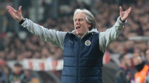 fenerbahcenin-teknik-patronu-jesus-galatasaray-derbisine-dair-sorulan-soruyu-yanitladi-bizim-icin-diger-maclarla-ayni-normal-bir-mac-c1ZJnm9U.jpg