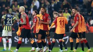 her-hareketi-olay-oluyor-galatasaraydan-yildiz-futbolcusuna-ozel-tisort-22Zq9Q8d.jpg