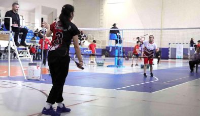Karaman’da okul sporları gençler badminton grup müsabakaları başladı
