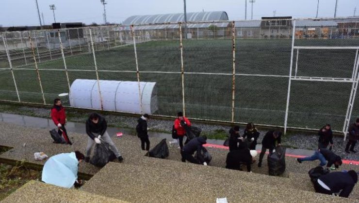 Kırklareli’nde futbolcular maçtan sonra çöp topladı