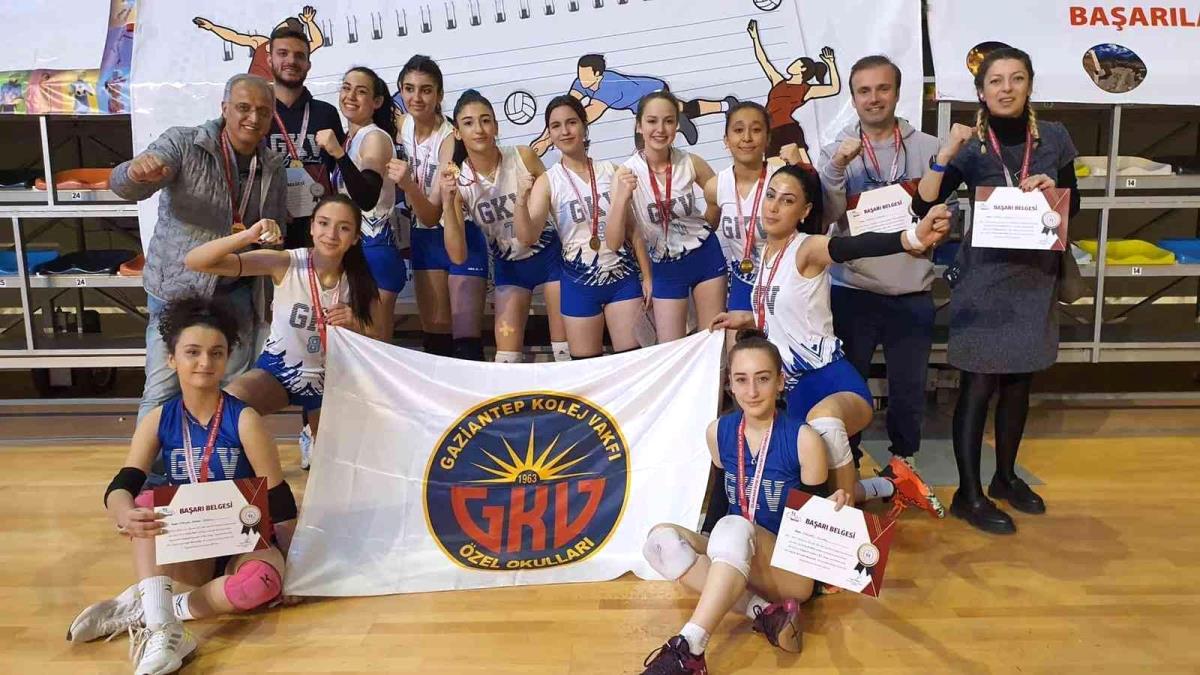 kolej-vakfi-genc-kizlar-voleybol-takimi-turkiye-yari-finallerinde-lcVbBc3V.jpg