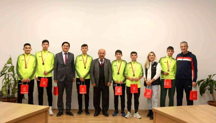 Kütahya’dan iki okul takımı Kros Türkiye Şampiyonası’na katılma hakkı kazandı