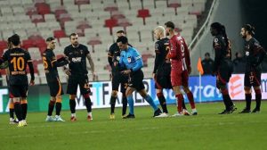 sivasspor-galatasaray-macinda-buyuk-tartisma-yaratan-gol-iptalinin-kural-hatasi-oldugu-iddiasiyla-macin-tekrar-edilmesi-icin-tffye-basvurdu-kUemRVJb.jpg