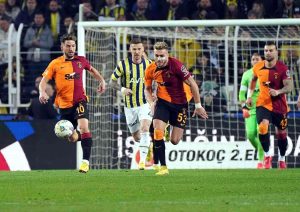 spor-toto-super-lig-fenerbahce-0-galatasaray-1-ilk-yari-mw4GXL5G.jpg