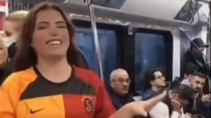 yolcular-dondu-kaldi-galatasaray-formali-kadin-taraftardan-esi-benzeri-gorulmemis-hareket-DMYUrsq1.jpg