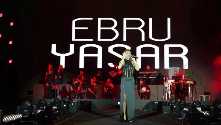 Ebru Yaşar, Diyarbakır’da 200 Bin Kişiye Konser Vererek Rekor Kırdı