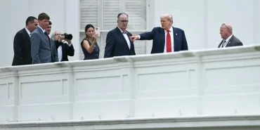 donald-trump-beyaz-sarayin-catisina-cikti-gRprhlyF