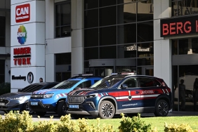 can-holding-aa-2396556