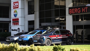 can-holding-aa-2396556