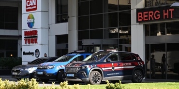 can-holding-aa-2396556