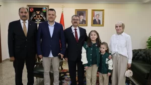 yagmur-altinda-istiklal-marsini-okuyan-ilkokul-ogrencisine-igdir-valisi-turandan-odul