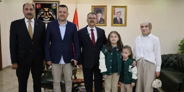 yagmur-altinda-istiklal-marsini-okuyan-ilkokul-ogrencisine-igdir-valisi-turandan-odul