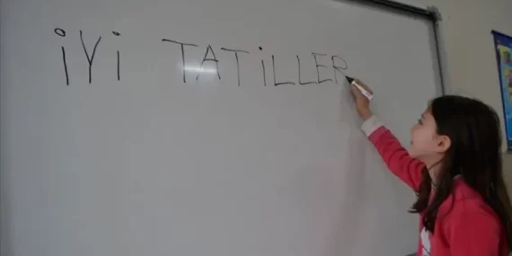 Ara Tatil Sistemi Değişiyor mu? Okullarda Yeni Takvim Gündemde